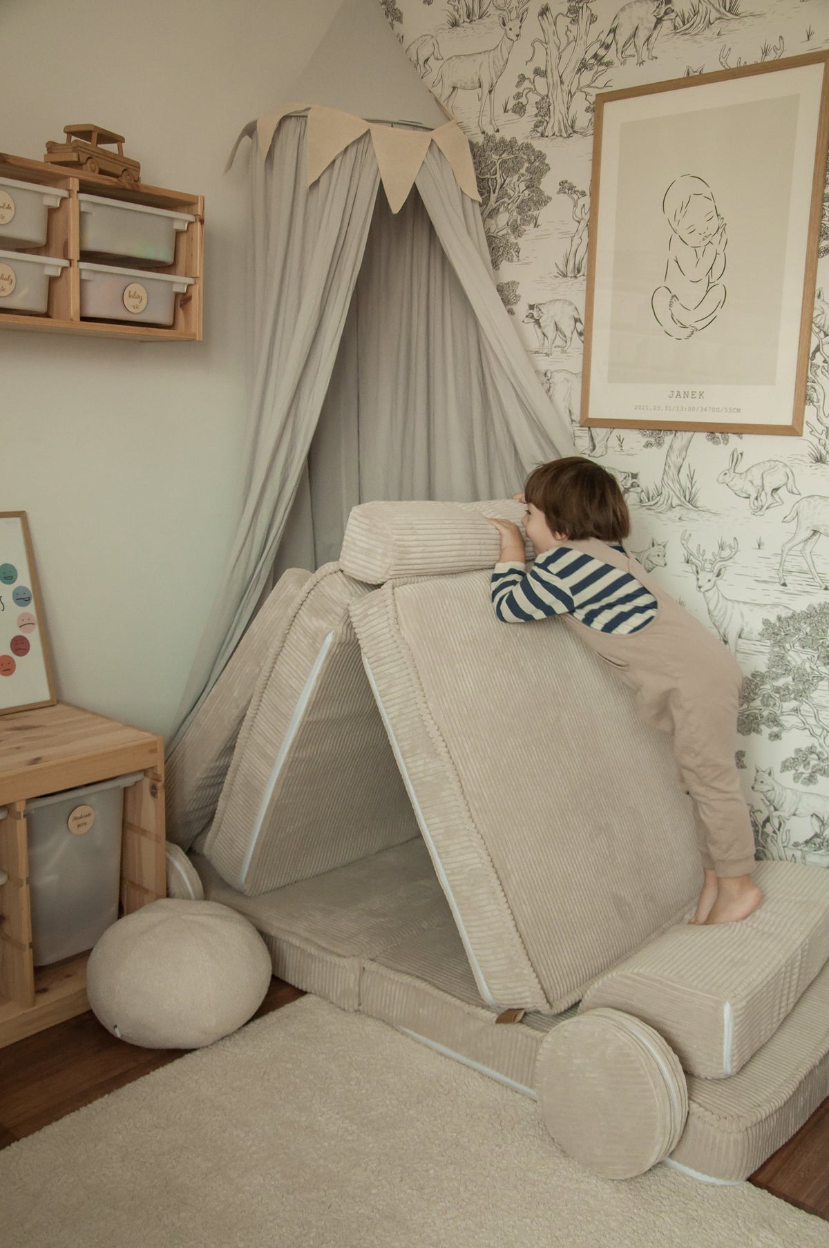 baby forms a modular sofa to a car shape