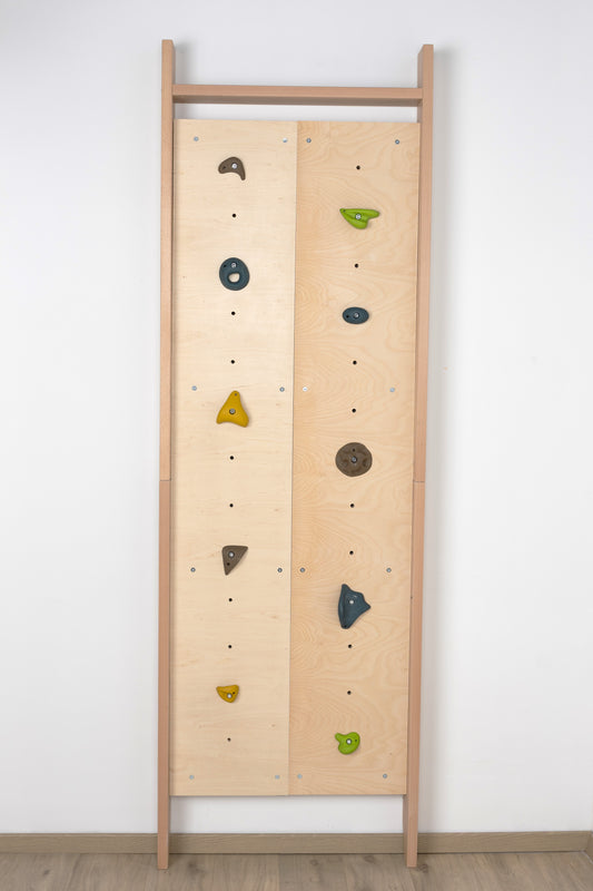 CLIMBOO Sprossenwand aus Holz mit integrierten Klettergriffen