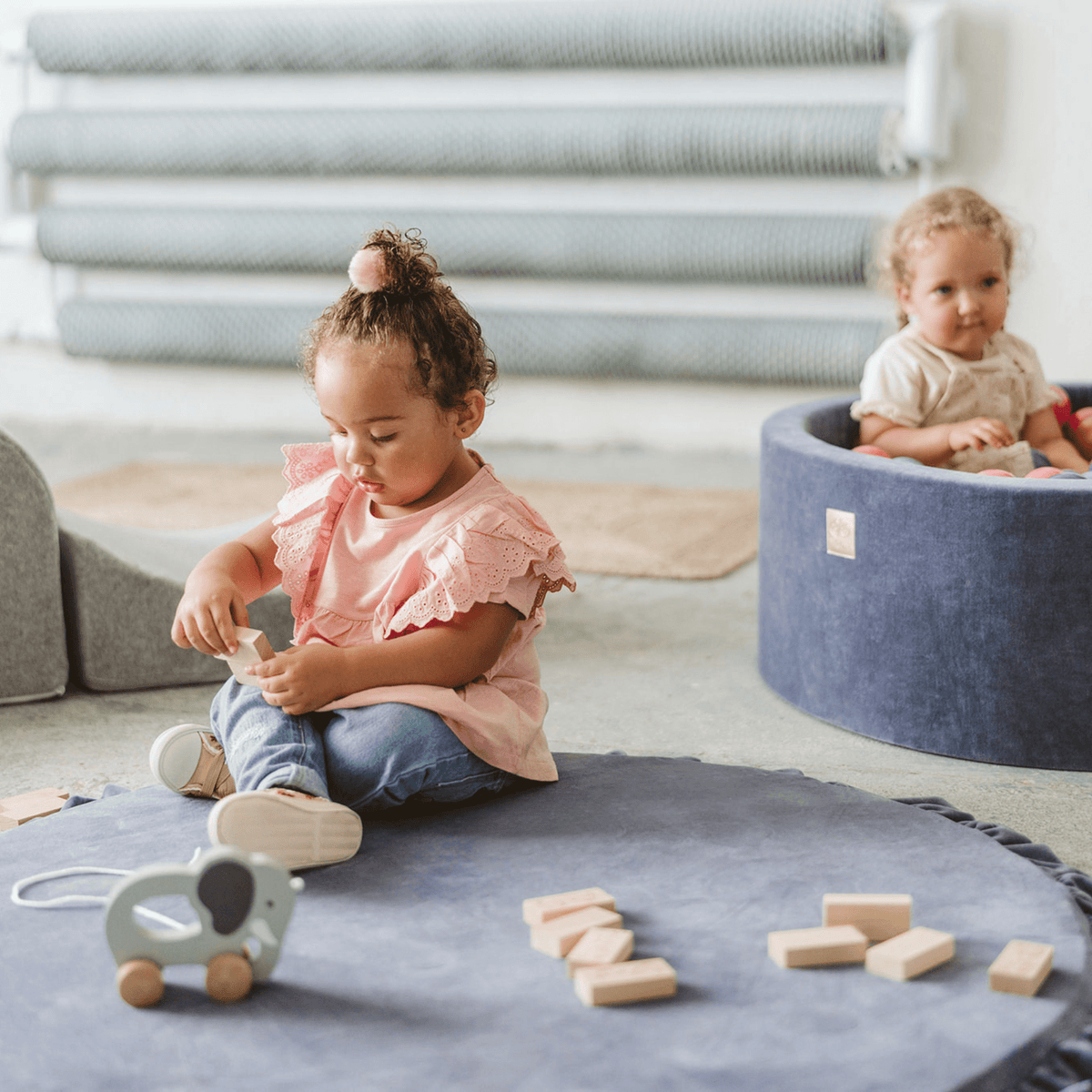 Round Play Mat With a Frill - Blue-Grey Velvet