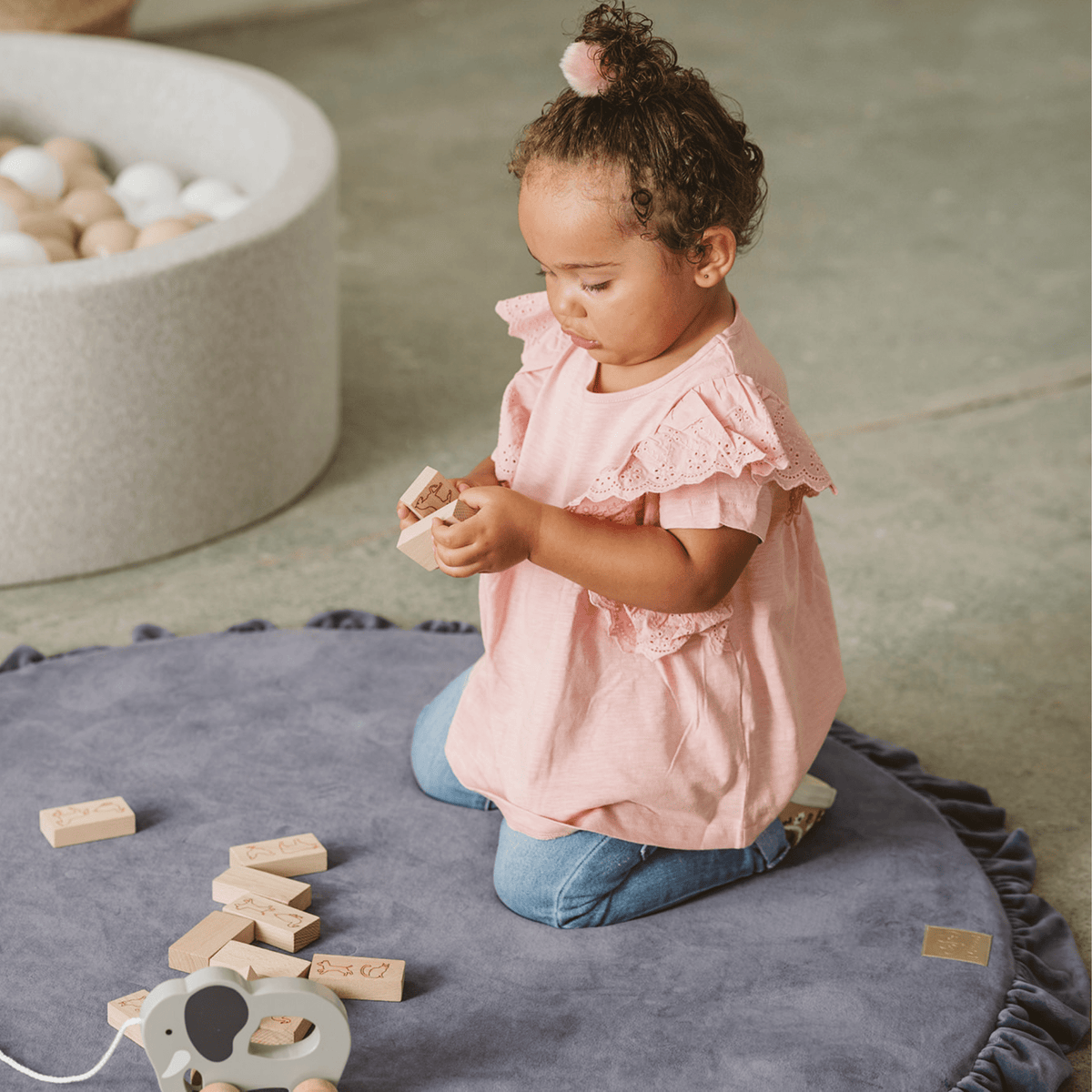 Round Play Mat With a Frill - Grey Velvet
