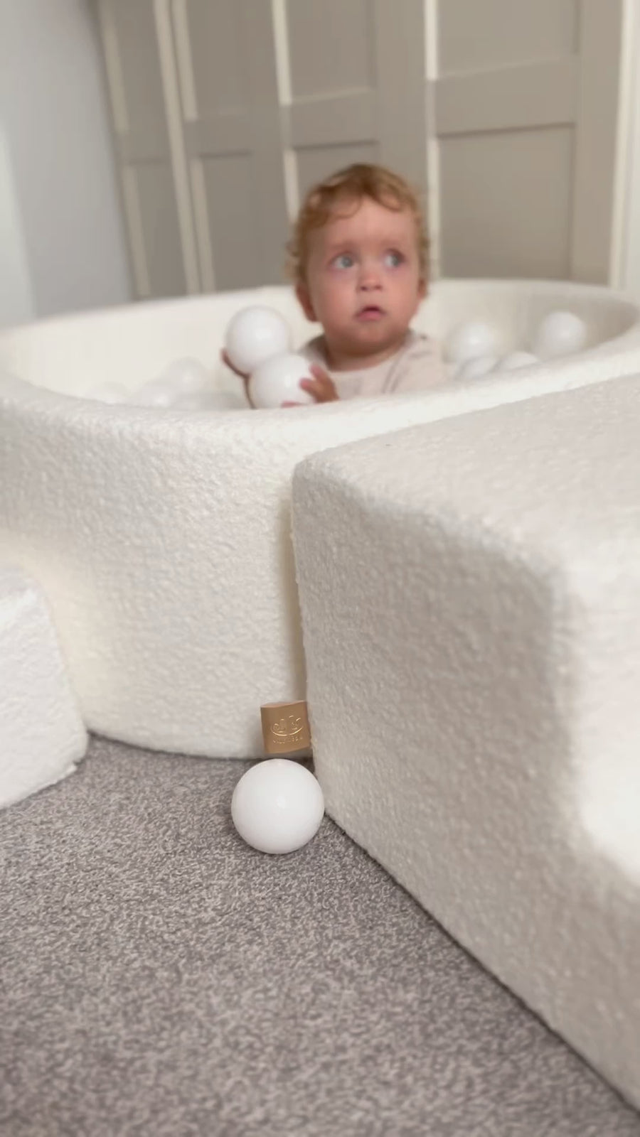 MeowBaby boucle ball pit with white pearl balls